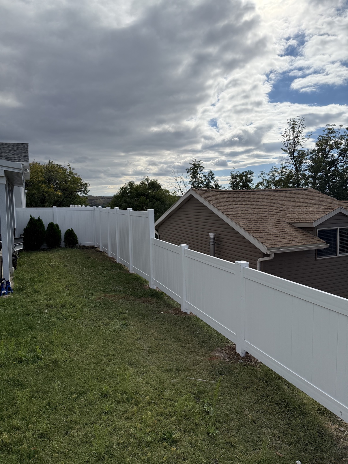 White Vinyl Privacy Fence installed by Spacemakers Fence in Washington Terrace, Utah