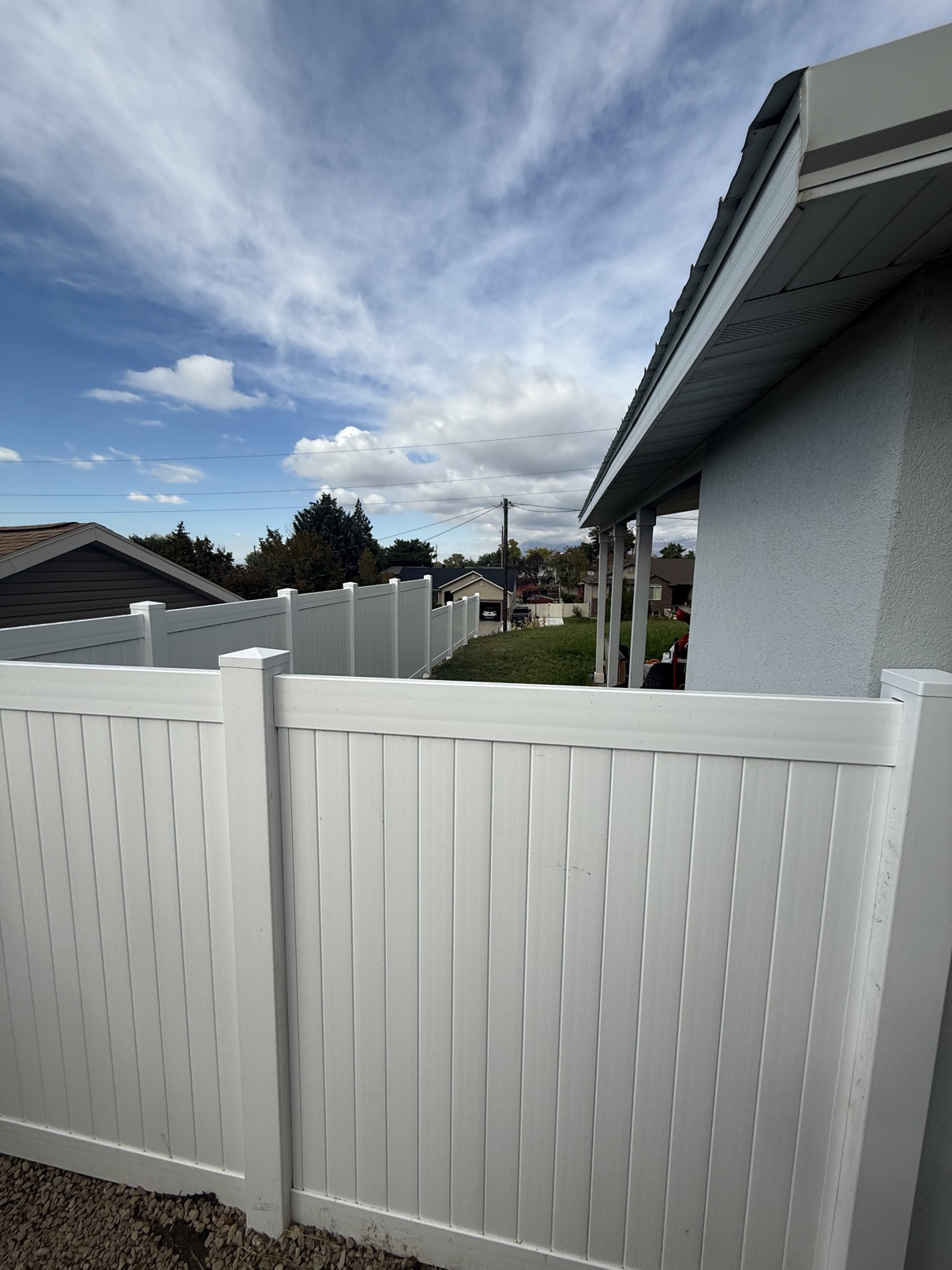 White Vinyl Privacy Fence installed by Spacemakers Fence in Washington Terrace, Utah