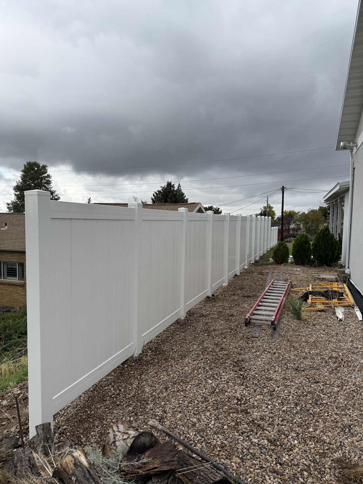 White Vinyl Privacy Fence installed by Spacemakers Fence in Washington Terrace, Utah