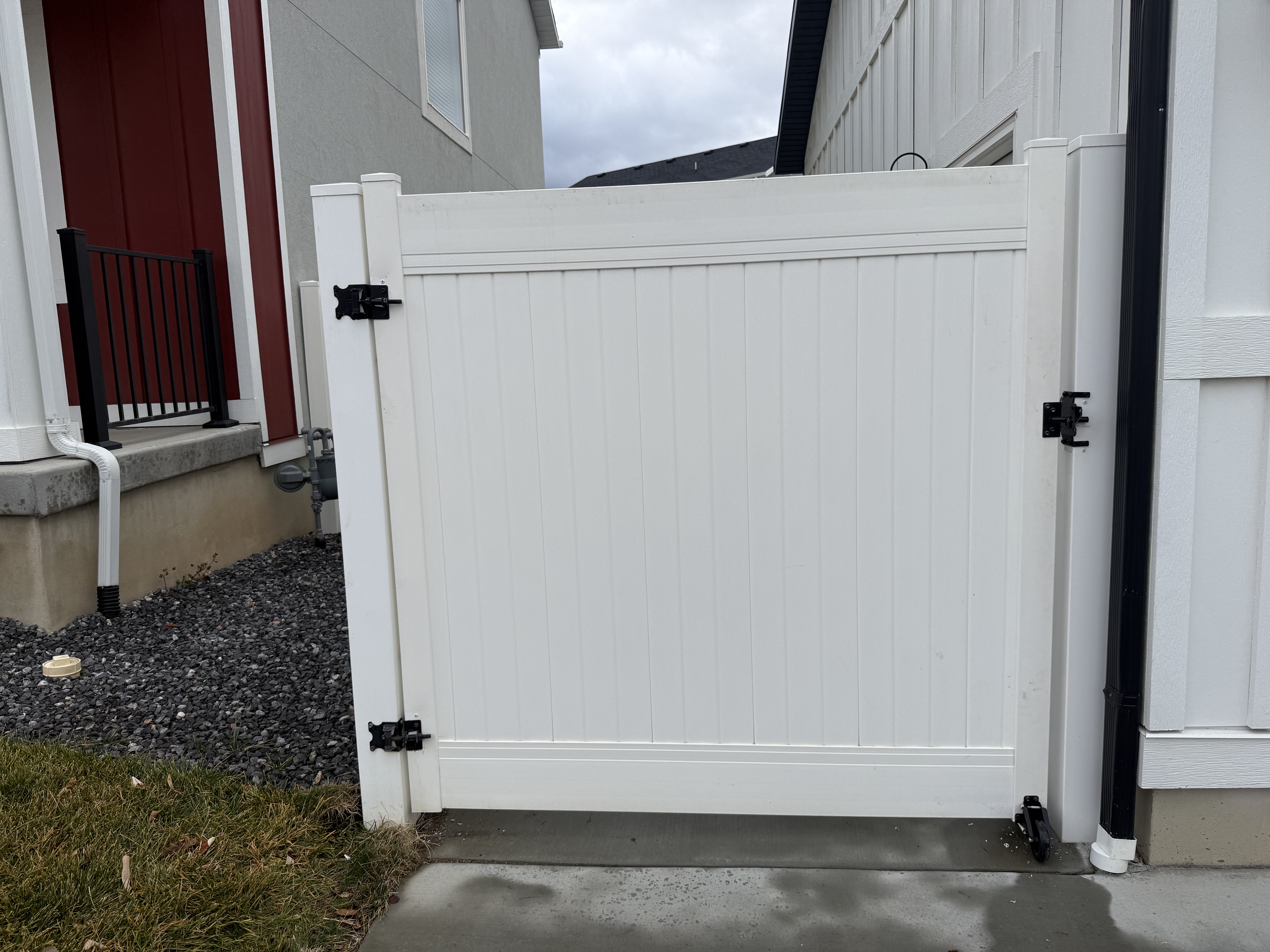 White Vinyl Privacy Fence installed by Spacemakers Fence in Layton, Utah